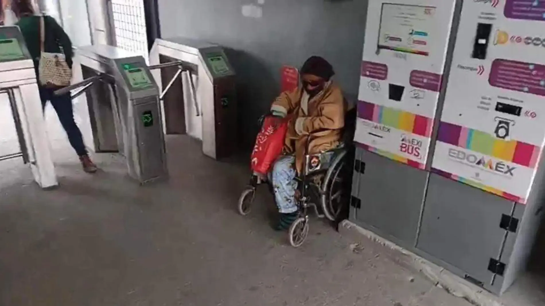 Esta abuelita en Ecatepec de Morelos en el Estado de México fue abandonada a su suerte en una estación del Mexibús pese a encontrarse en silla de ruedas